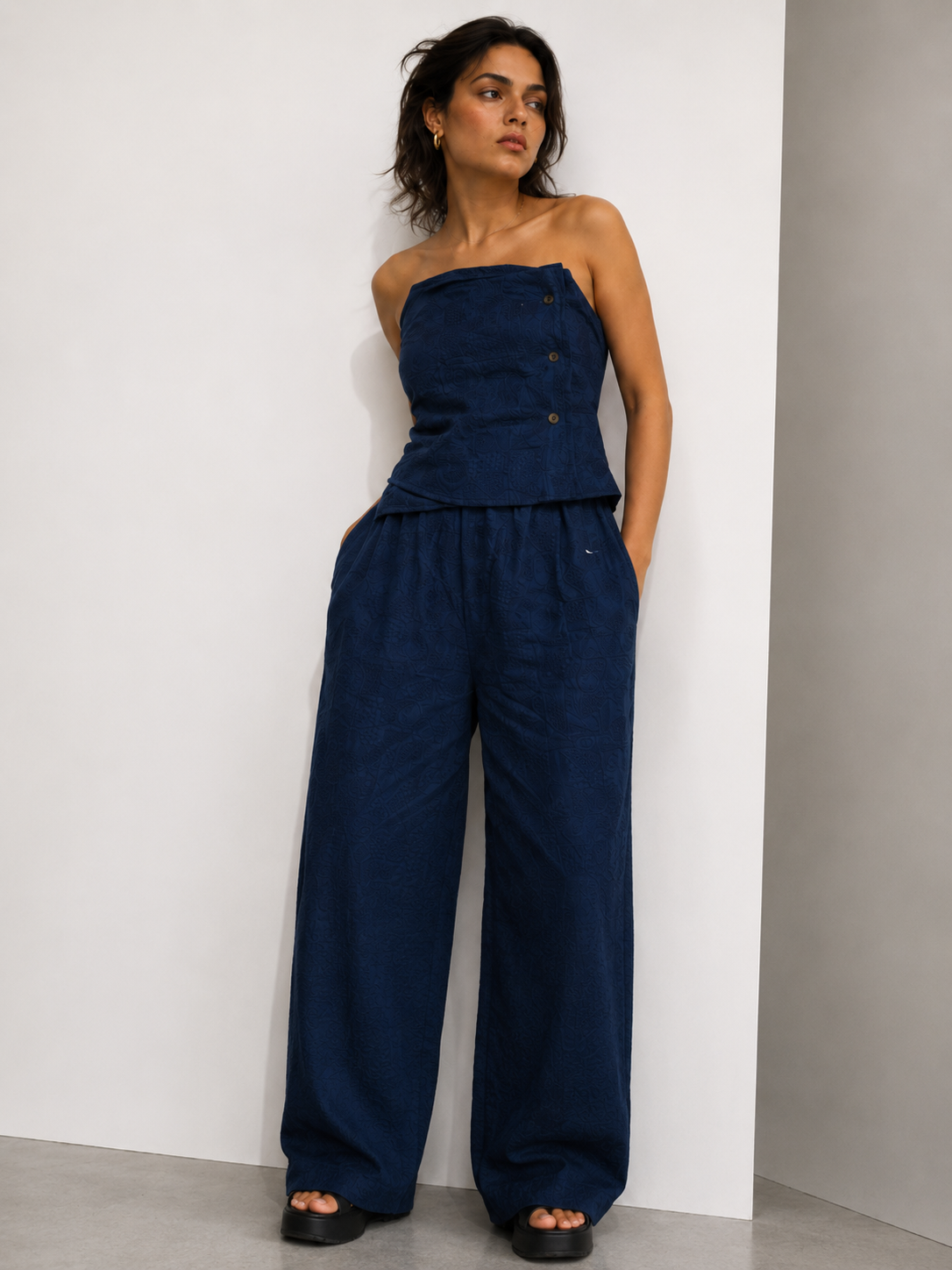 Amazing Indigo Form Set worn by a model. Buy the best clothes from Thirtieth .in